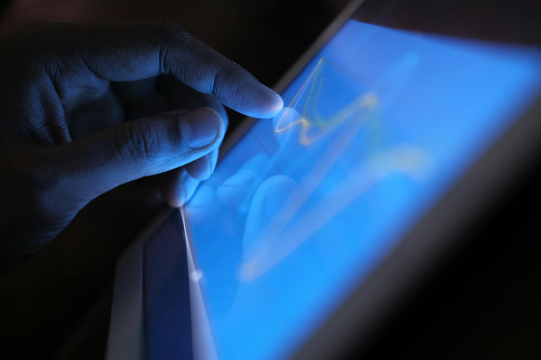 Dłoń obsługująca tablet dotykowy używany w nowoczesnym łowiectwie