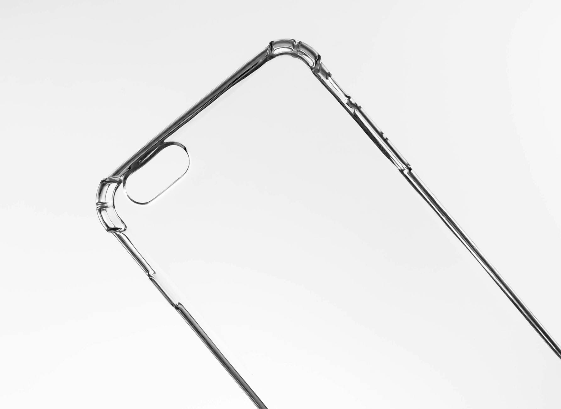 Przezroczyste etui na smartfon z tworzywa, widok z bliska na jasnym tle