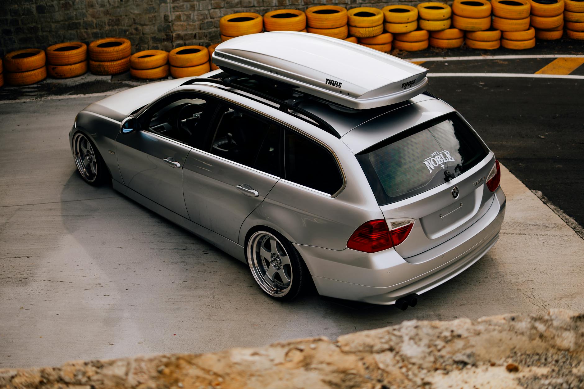 Srebrne kombi BMW z boxem dachowym zaparkowane na zlocie samochodowym Srebrne kombi BMW z boxem dachowym zaparkowane na zlocie samochodowym