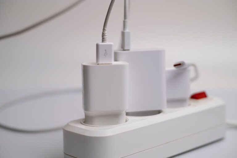 Czy można ładować telefon ładowarką od laptopa 65W lub 100W? Wyjaśniamy