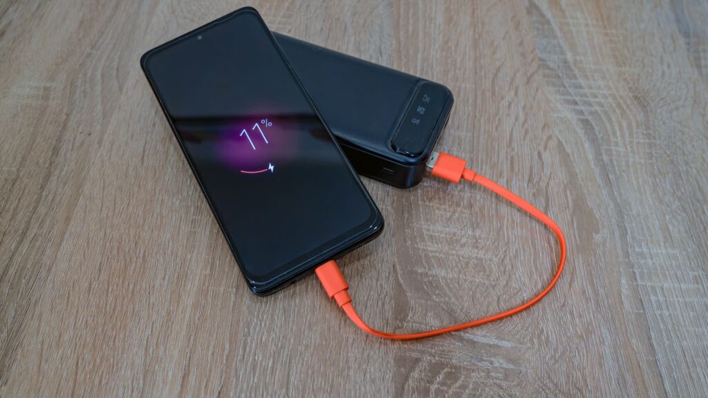 Czy można ładować telefon ładowarką od laptopa 65W lub 100W? Wyjaśniamy