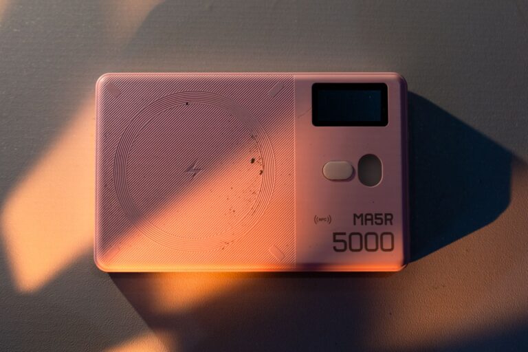 Różowy powerbank MA5R 5000 z funkcją NFC w artystycznym oświetleniu