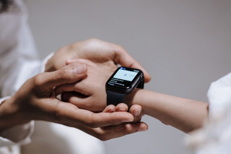 Smartwatch dla dziecka z GPS i podsłuchem otoczenia – czy to bezpieczny wybór?